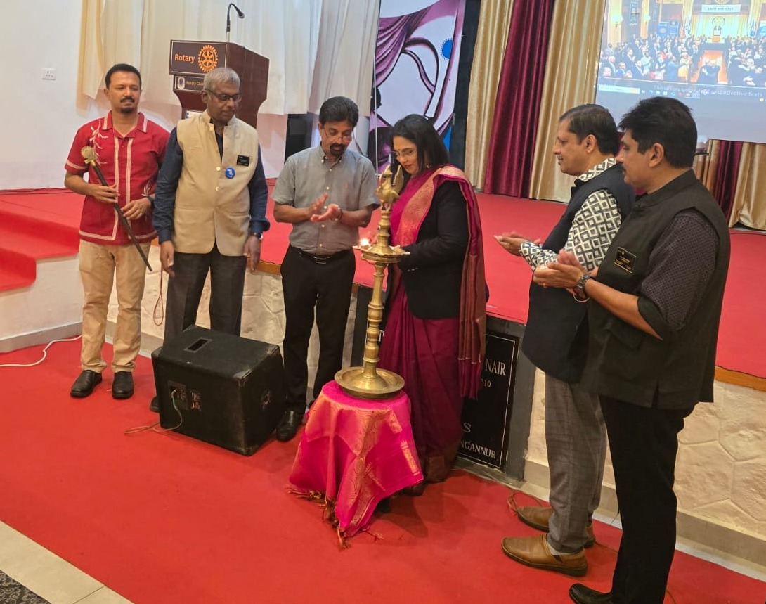 റോട്ടറി ഇൻറർനാഷണൽ 3211  ഡിസ്ട്രിക്ട് ഗവർണർ ഡോ. ടീന ആൻറണി ചെങ്ങന്നൂർ റോട്ടറി ക്ലബ്ബിൽ സന്ദർശനം  നടത്തി